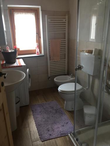 uma casa de banho com um WC, um lavatório e um chuveiro em Casa Miki em Roure Turin