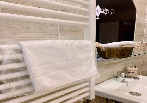 トラーニにあるCasa Angela - Traniの白いタオルが洗面台に掛けられているバスルーム