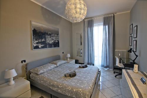 A bed or beds in a room at Appartamento nel cuore di Arona - box privato