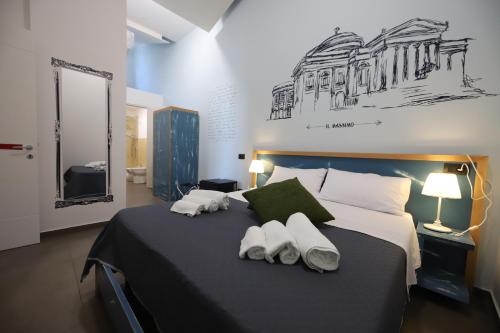 um quarto com uma cama com duas toalhas em b&b Pirriera em Bagheria