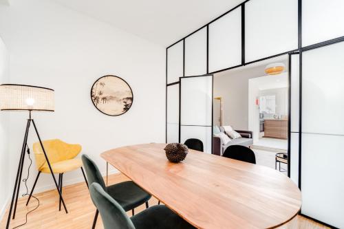 - une salle à manger avec une table et des chaises en bois dans l'établissement Nomad's By Sta Catarina Flats - 3BED Porto, à Porto