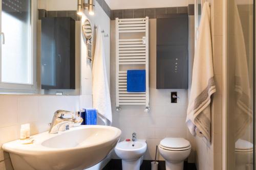 La salle de bains est pourvue d'un lavabo et de toilettes. dans l'établissement Dimora Certosa - Milano, à Milan