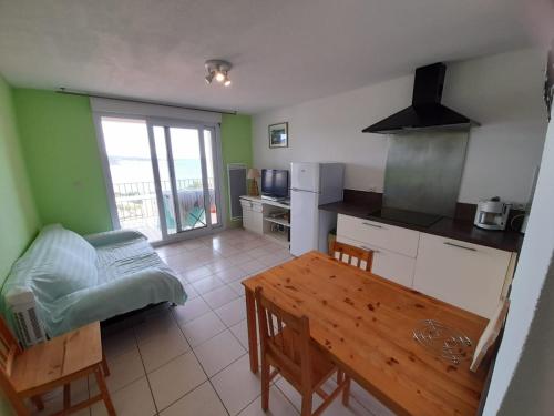 eine Küche und ein Esszimmer mit einem Tisch und einem Esszimmergmaxwell gmaxwell gmaxwell gmaxwell in der Unterkunft Magnifique Vue sur Mer in Banyuls-sur-Mer