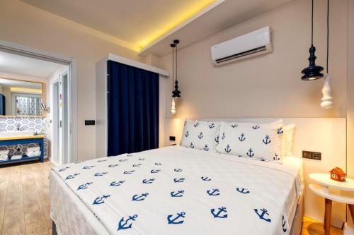 Postel nebo postele na pokoji v ubytování Ece Marina Suites