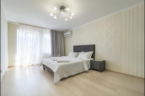 Giường trong phòng chung tại Luxury 2-bedroom Most City Area, center