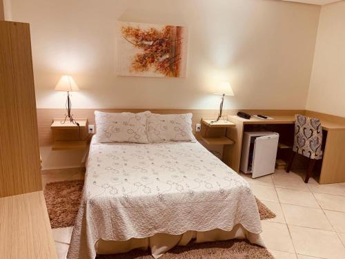 Ένα ή περισσότερα κρεβάτια σε δωμάτιο στο Agata Hotel