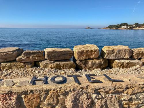 a stone wall with the word houston written on it at Hotel Plein Large in Bandol