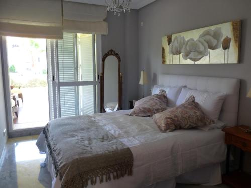 een slaapkamer met een bed met twee kussens erop bij Las Brisas Bahia Marbella in Marbella