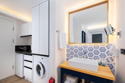 Kuchyň nebo kuchyňský kout v ubytování Ece Marina Suites