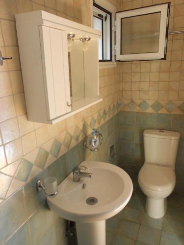 カラミツィにあるHarmonyのバスルーム(洗面台、トイレ付)