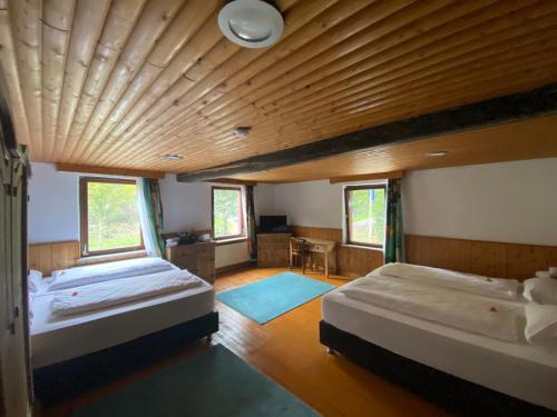 een slaapkamer met 2 bedden en een houten plafond bij Hotel Altes Fährhaus Duisburg in Duisburg