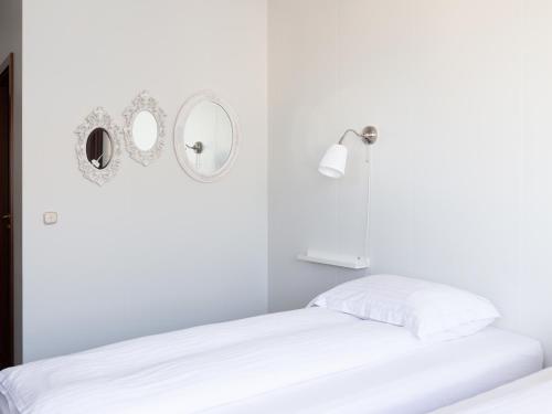  Guesthouse Hamar -  Room  picture :   Shower    Hairdryer    Toilet             