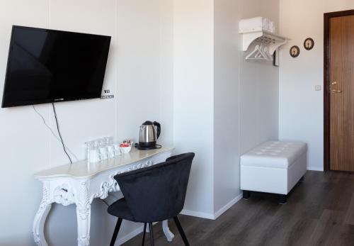  Guesthouse Hamar -  Room  picture :   TV    Hairdryer    Toilet           