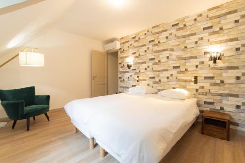 A bed or beds in a room at Cottage "Le NAUTIC" face au Lac de la forêt d'Orient - Les Cottages du Belvédère