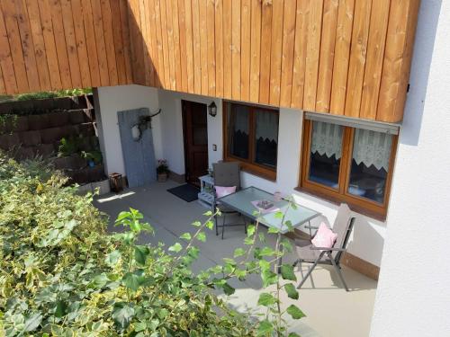 a patio with a table and chairs on it at Ferienwohnung Poth in Zwingenberg