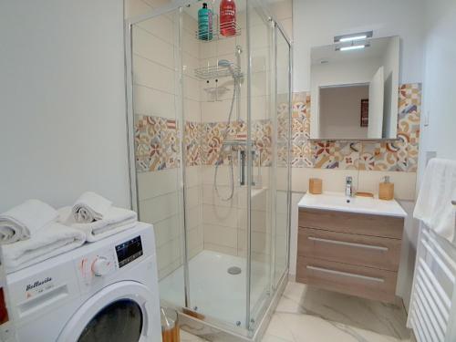 a bathroom with a shower and a washing machine at Stop Chez M Select Garden # Qualité # Confort # Simplicité in Saint-Fons