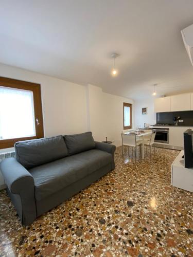 een woonkamer met een bank en een keuken bij Ca' Berto Apartment in Venetië