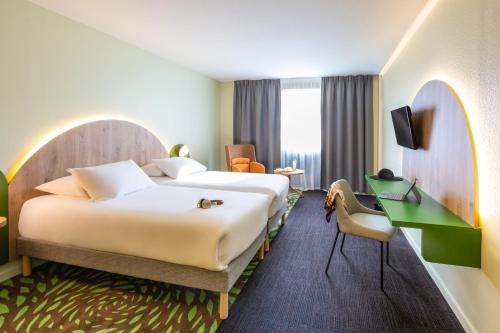 ibis Styles Arlon Porte du Luxembourg في آرلون: غرفة في الفندق مع سرير ومكتب