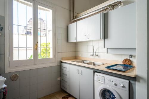 eine weiße Küche mit einem Waschbecken und einer Waschmaschine in der Unterkunft Italianway - Le Cementine in Lecce
