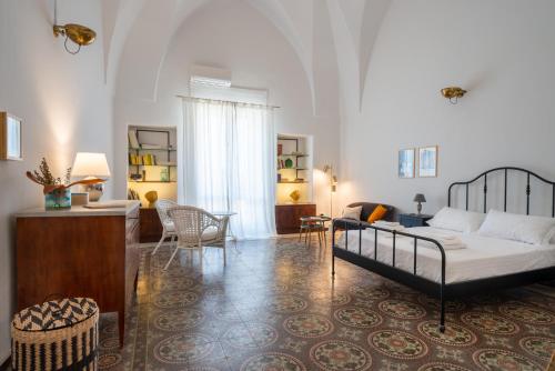 ein Schlafzimmer mit einem Bett und ein Wohnzimmer in der Unterkunft Italianway - Le Cementine in Lecce