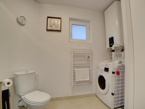 y baño con aseo y lavadora. en Stop Chez M Select Street # Qualité # Confort # Simplicité en Saint-Fons