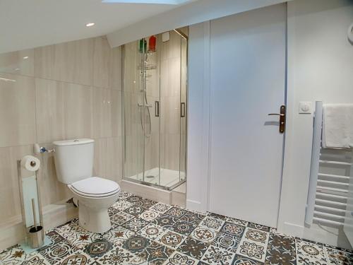 a bathroom with a toilet and a glass shower at Stop Chez M Select Saga # Qualité # Confort # Simplicité in Saint-Fons