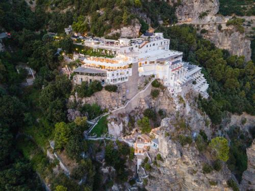 een groot gebouw aan de zijkant van een berg bij Grand Hotel Tritone in Praiano