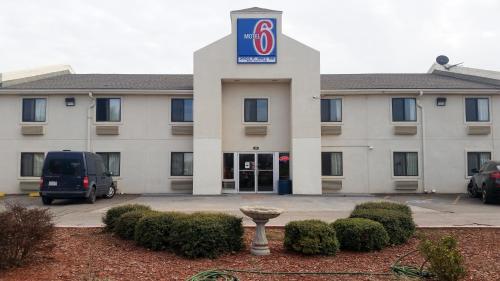 a hotel with a sign on the front of it at Motel 6 Elk City, Ok in Elk City