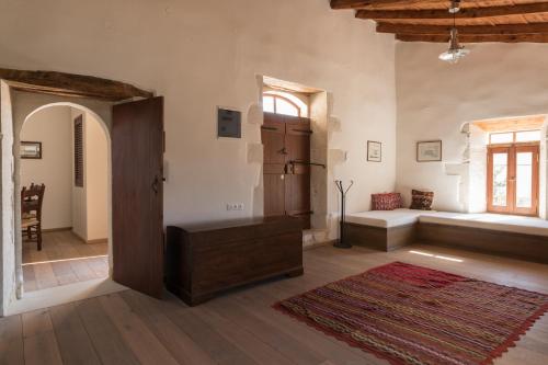 salon z kanapą i oknem w obiekcie Παραδοσιακή κατοικία Μαργαρίτες w mieście Margarítai