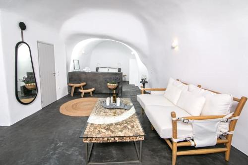 Photo de la galerie de l'établissement Luxury Santorini Villa Villa Elysian Dyo Private Hot Tub Air Conditioning 1 Bedroom Oia, à Foinikiá