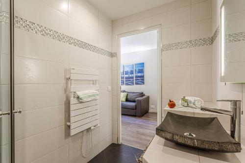 uma casa de banho com um lavatório e um sofá num quarto em MY CASA JOFFRE 9 - Terrace em Nice