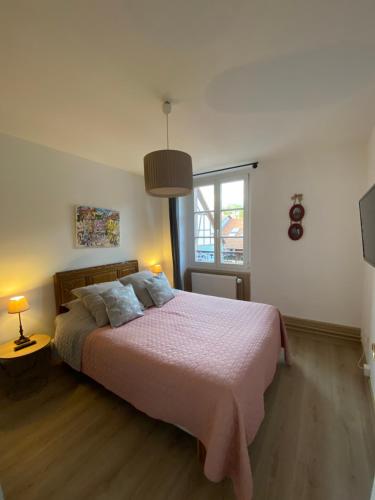 Säng eller sängar i ett rum på L'Ours de Colmar - Appartements en centre ville