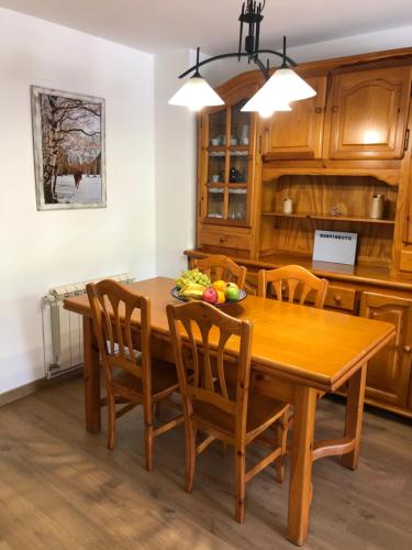uma cozinha com uma mesa de madeira com uma taça de fruta em Mariajo’s House em Puigcerdà