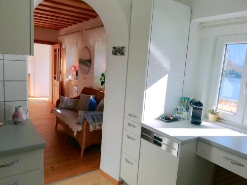 eine Küche und ein Wohnzimmer mit einem Sofa in der Unterkunft Apartment Müllerstiege in Hallstatt