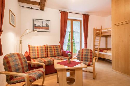 a living room with a couch and a bunk bed at Ferienwohnung Risthof 1 in Owingen