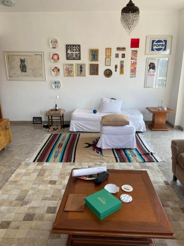 カシャンブにあるLindo apartamento em Caxambuのリビングルーム(ベッド2台、コーヒーテーブル付)