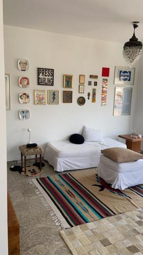 a bedroom with two beds and a rug at Lindo apartamento em Caxambu in Caxambu