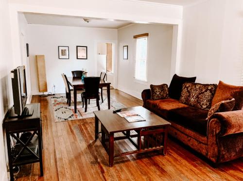 een woonkamer met een bank en een tafel bij Blue Moon Guest House in Lafayette