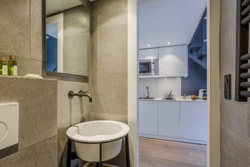 Il comprend une petite salle de bains pourvue d'un lavabo et une cuisine. dans l'établissement MY CASA - 4 PLACE MASSENA - DUPLEX, à Nice