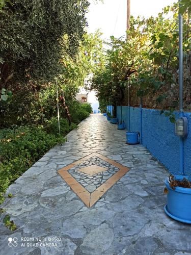 Κήπος έξω από το Giannis Gerakios apartments by climbing house