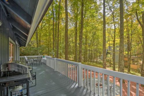 Balcone o terrazza di Modern Mountain Cabin with Resort-Style Amenities!