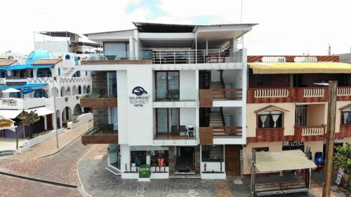 um edifício branco com varandas numa rua da cidade em Galapagos Sunset Hotel em Puerto Baquerizo Moreno