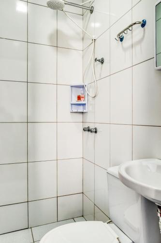 a bathroom with a shower and a toilet and a sink at HOTEL PAULISTANO Center Norte in São Paulo