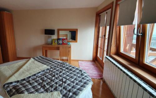 um quarto com uma cama e uma janela em Apartman 117 Vucko Jahorina em Jahorina