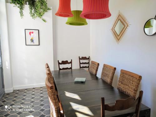 mesa de comedor con sillas y luces rojas y verdes en Le Selamat, Logis XXL au calme avec Terrasse, en Carcassonne