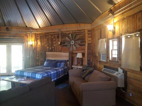 um quarto com uma cama e um sofá num quarto em The Mountaineer - Rustic Mountain Yurt em Genoa