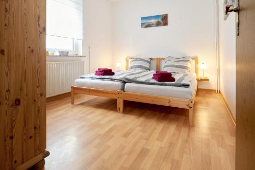 1 dormitorio con 1 cama con 2 almohadas en Ferienhaus Burbach - Wohnen auf dem Bauernhof, en Bad Camberg