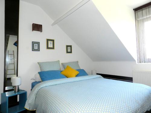 Postel nebo postele na pokoji v ubytování La maison bleue