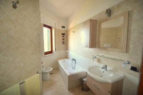 マッサ・ルブレンセにあるVilla Panoramaのバスルーム(洗面台、トイレ、鏡付)
