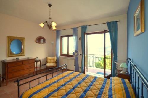 マッサ・ルブレンセにあるVilla Panoramaのベッドルーム1室(ベッド1台、大きな窓付)